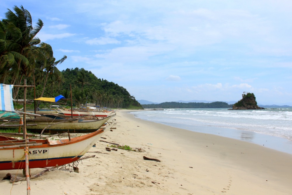 Bangkas colorées tirées sur le sable à Alimanguan