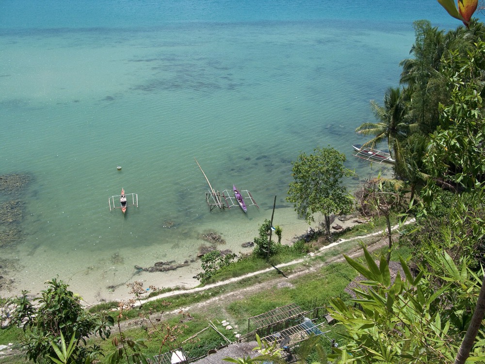 Vue aérienne d'un lagon turquoise et d'une bangka