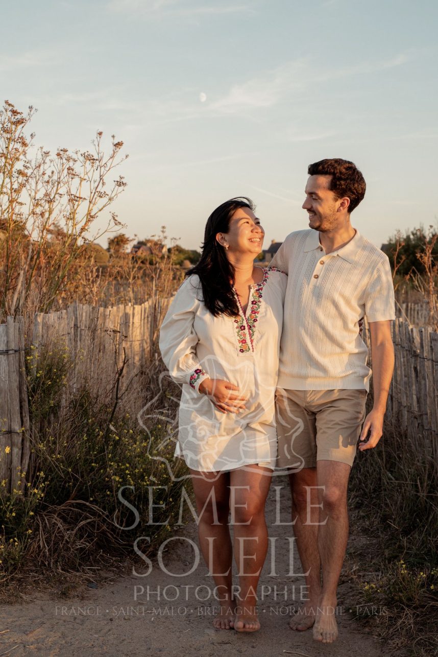 Abi et Flo sur un chemin entre les ganivelles, au soleil couchant